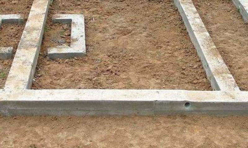Чем лучше засыпать фундамент загородного дома внутри