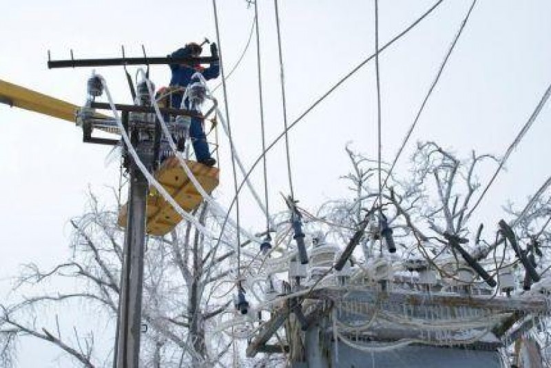 Электромонтажники устраняют последствия ледяного дождя